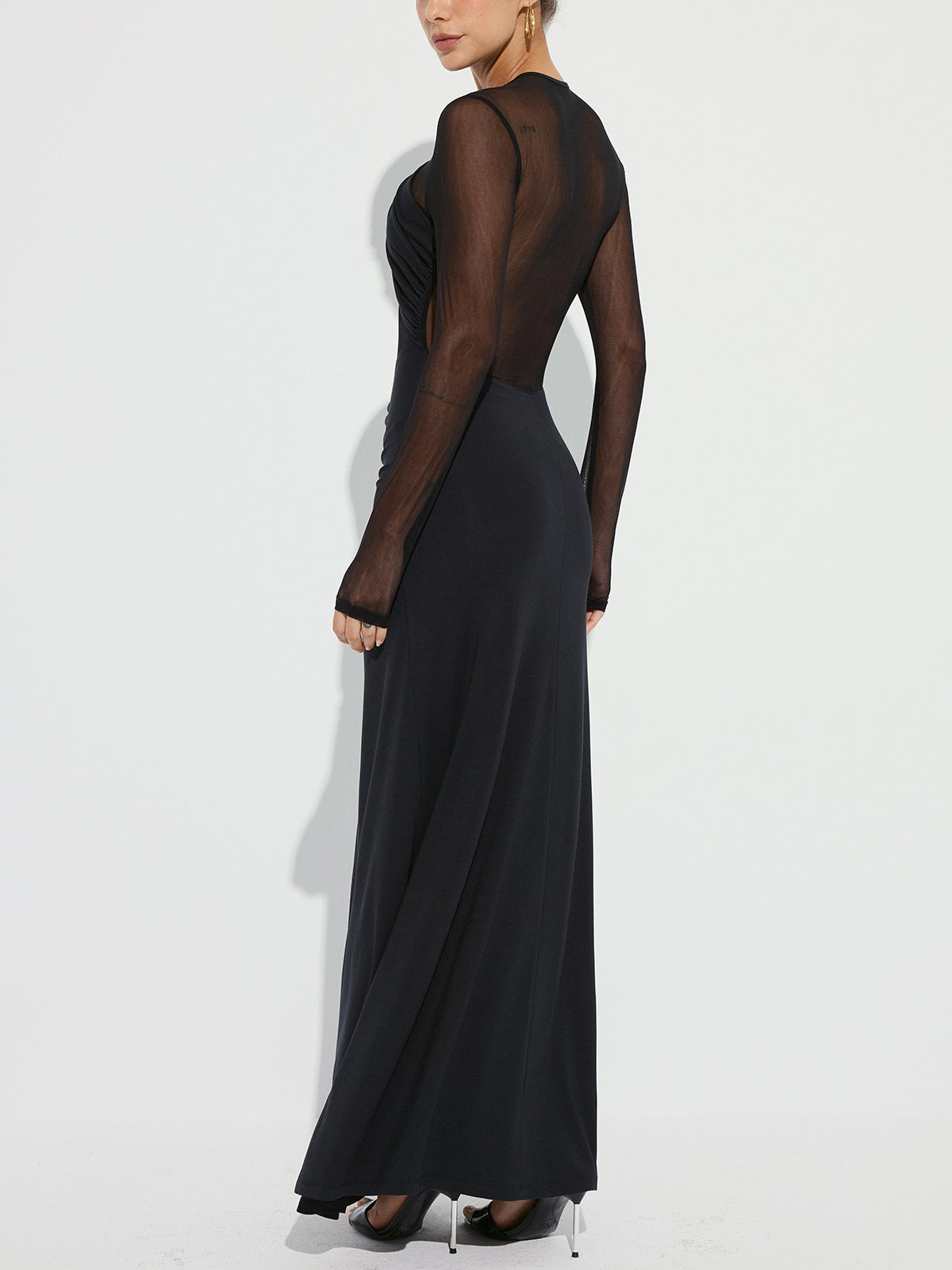 Maxikleid mit gerafftem Mesh-Einsatz vorne