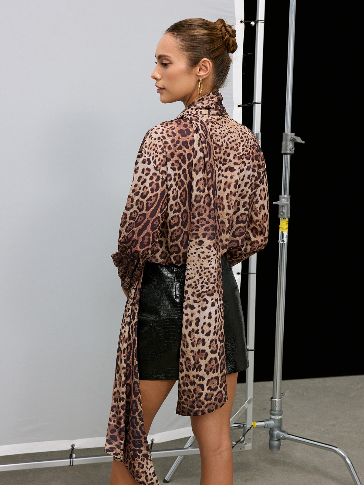 Langärmlige Leopardenbluse mit Bindekragen
