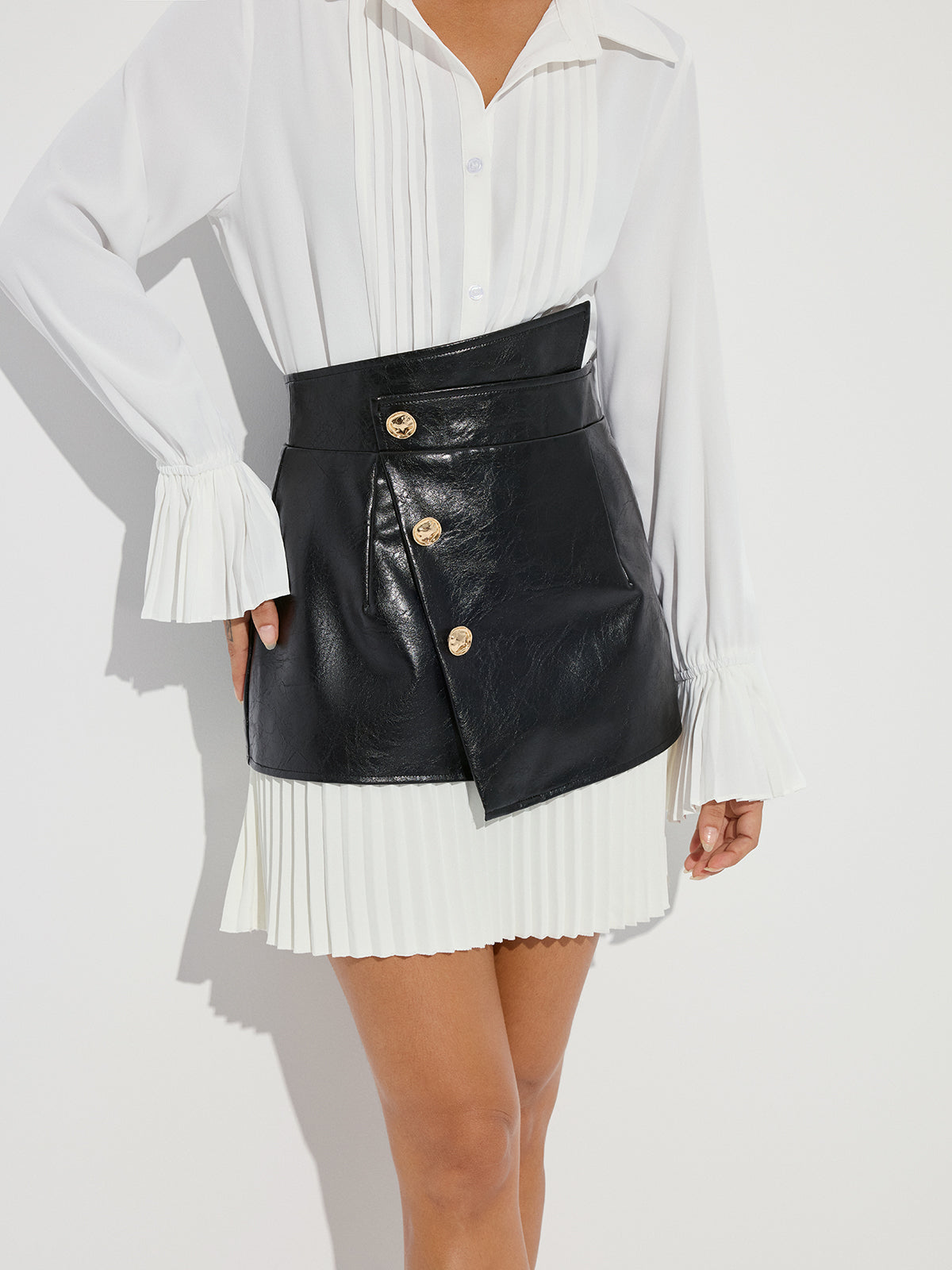 Mini-jupe asymétrique plissée en similicuir