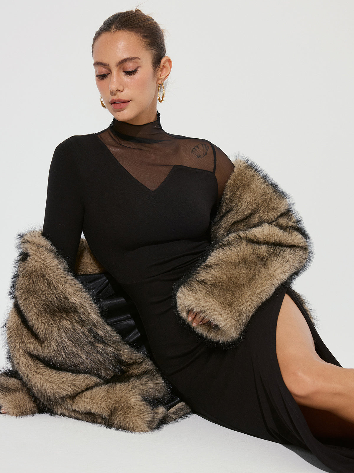 Maxikleid mit hohem Schlitz und gerafften Netzeinsätzen