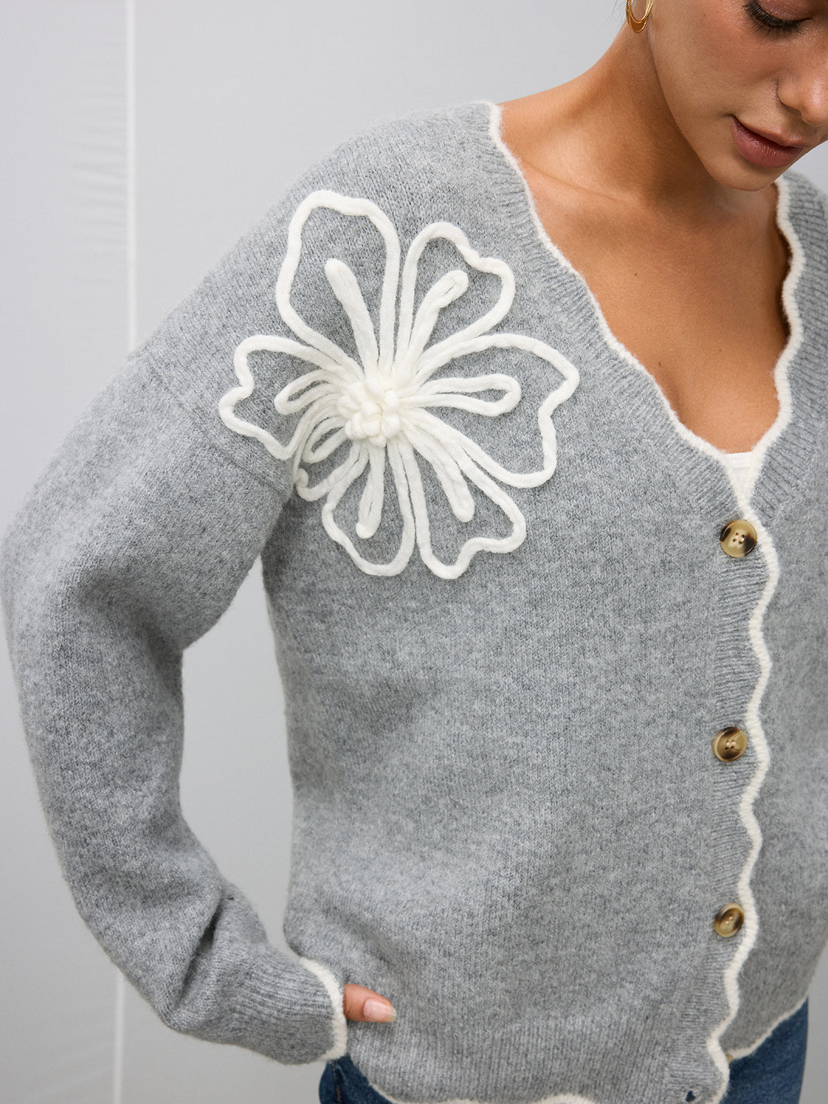Cardigan aus Wollmischung mit Blütenapplikationen und Wellenkante