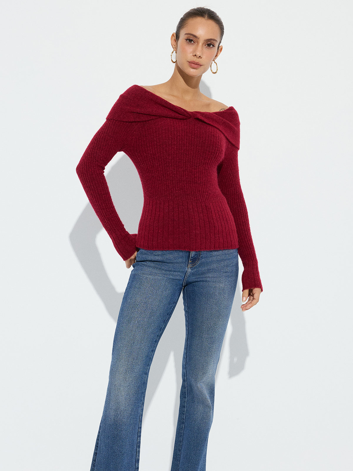Strickpullover aus Wollmischung mit gedrehtem Off-Shoulder-Ausschnitt