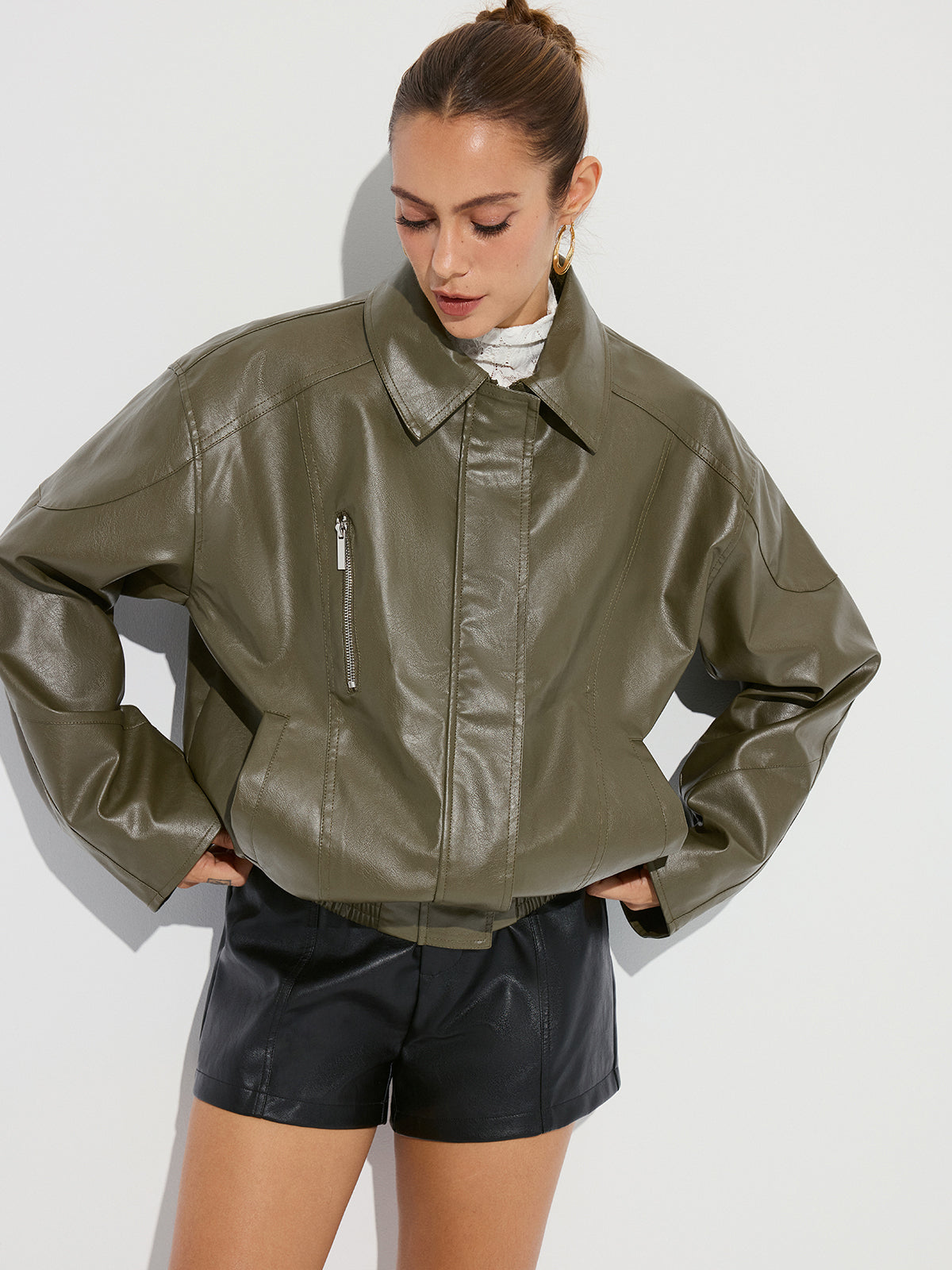 Blouson en similicuir à fermeture éclair et col.
