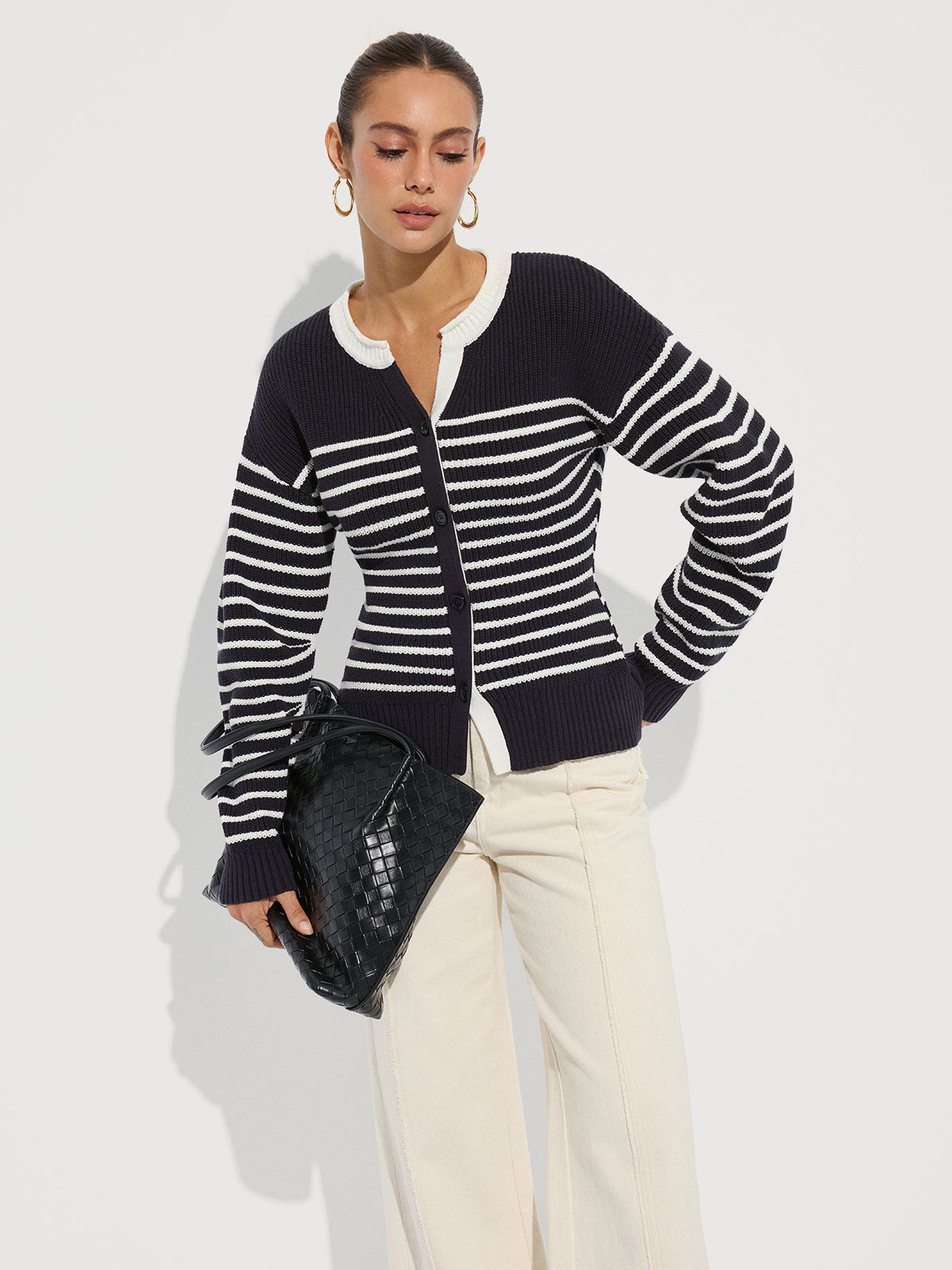 Gestreifte Strickjacke mit Knopfleiste