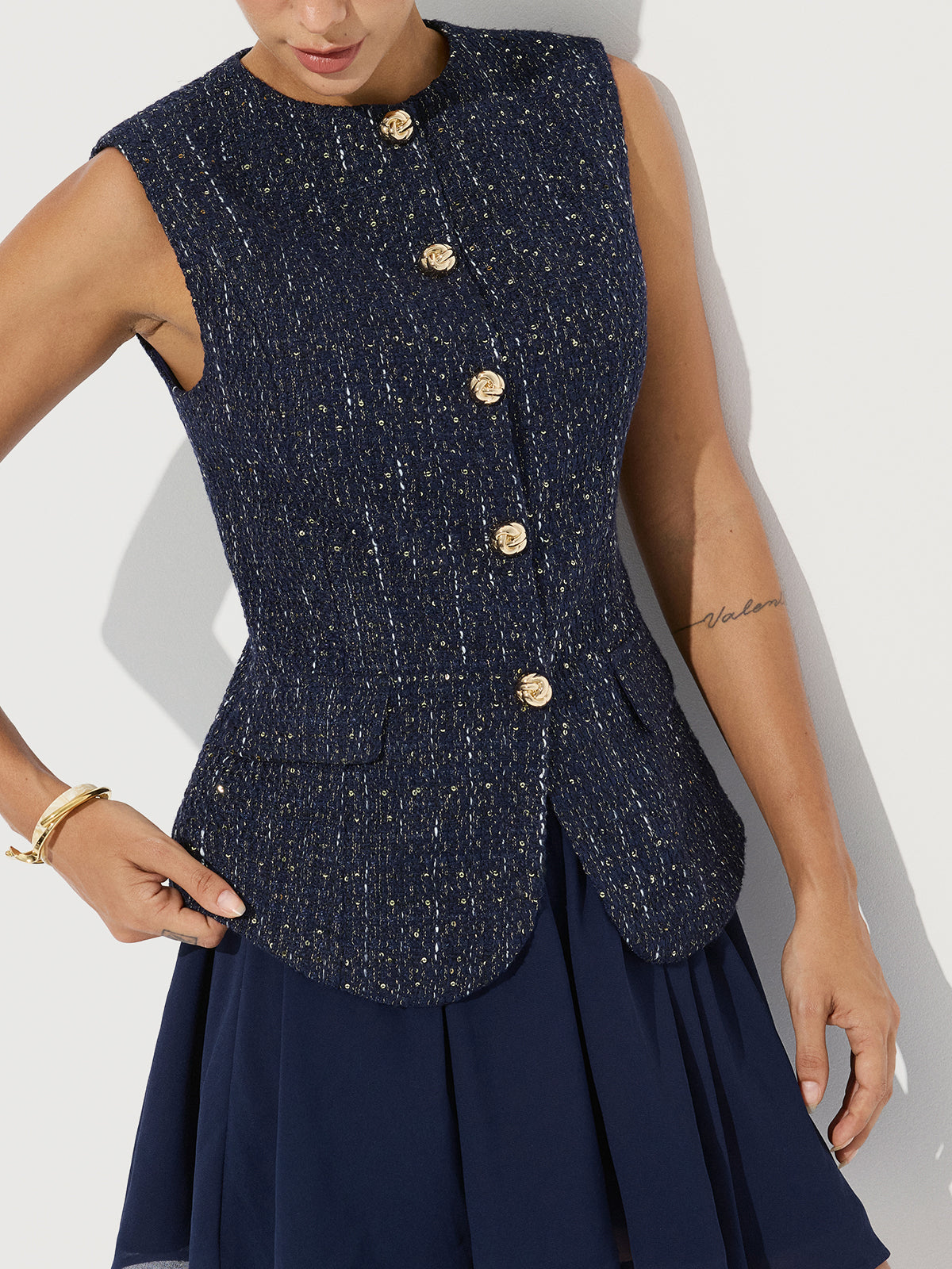 Ärmelloses Oberteil aus Tweed und Chiffon-Minirock-Set
