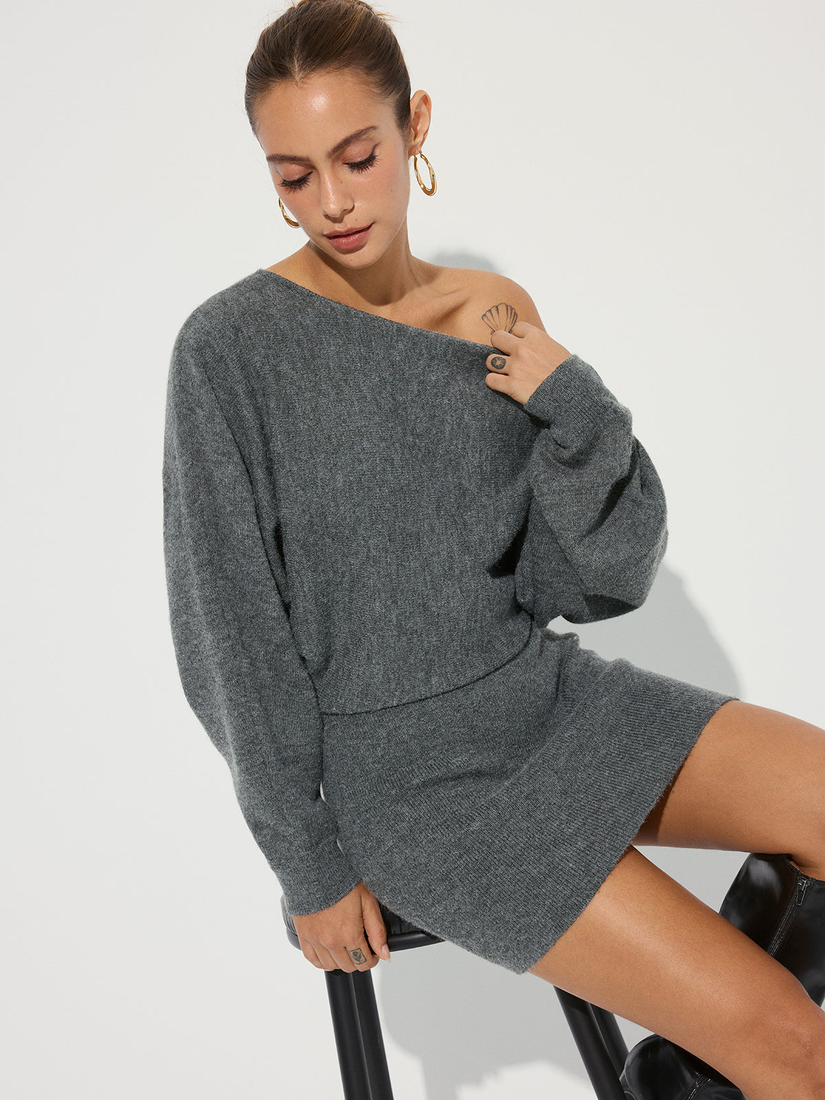 Asymmetrisches schulterfreies Strick-Minikleid