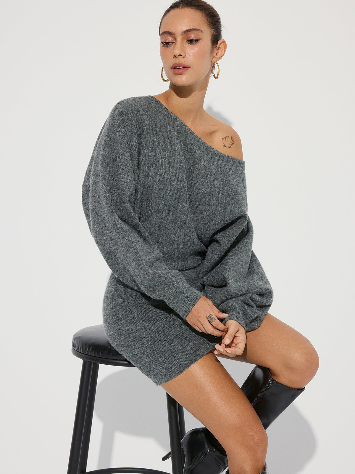 Asymmetrisches schulterfreies Strick-Minikleid