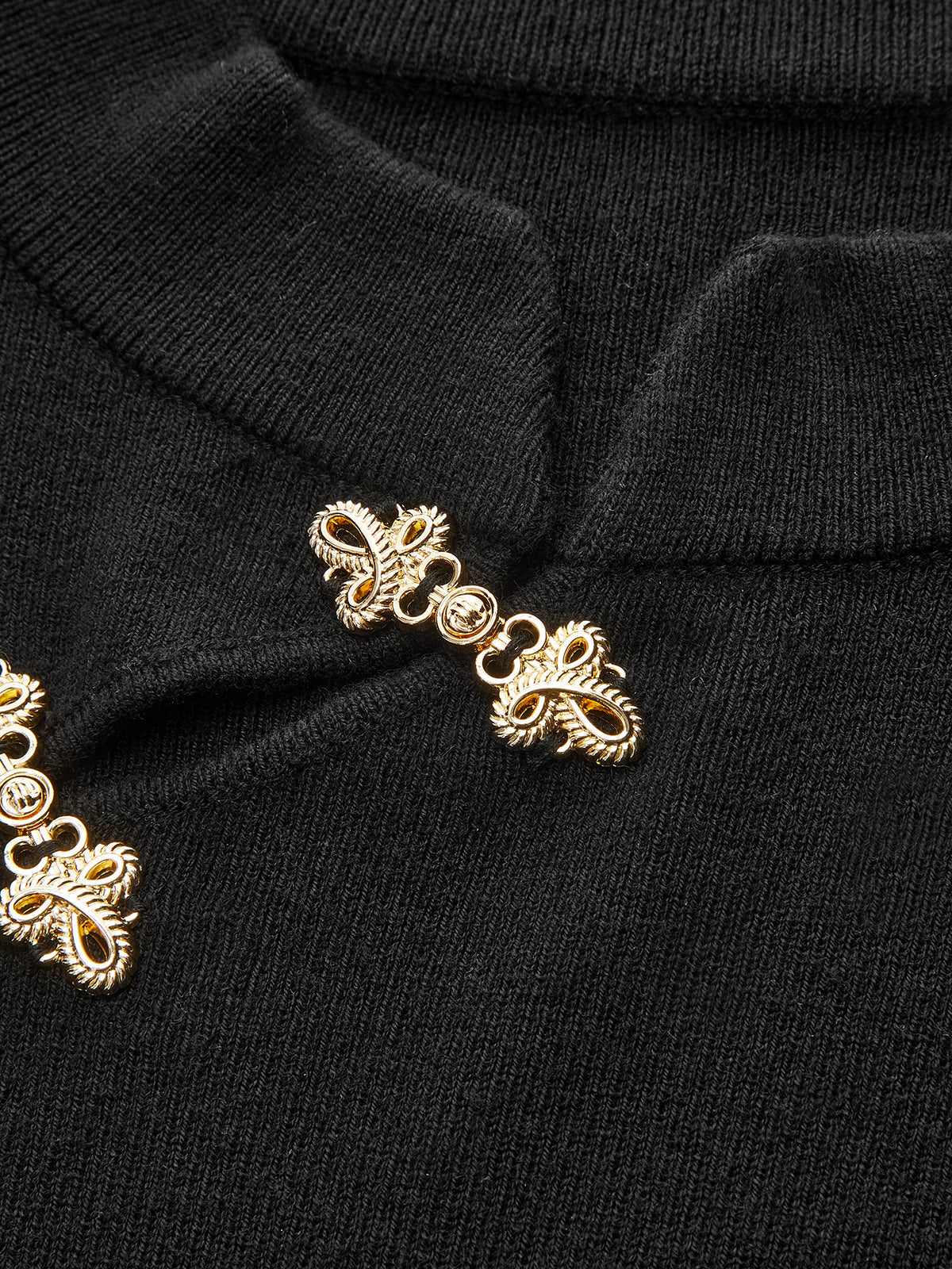 Robe en maille à col montant et manches cloche avec détails métalliques