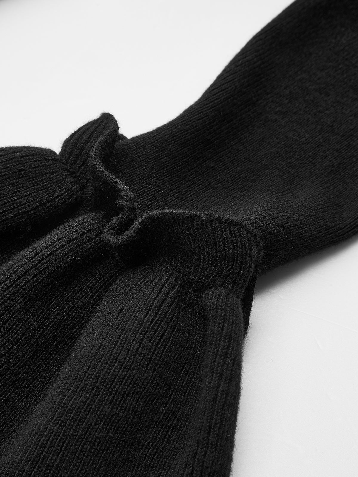 Robe en maille à col montant et manches cloche avec détails métalliques