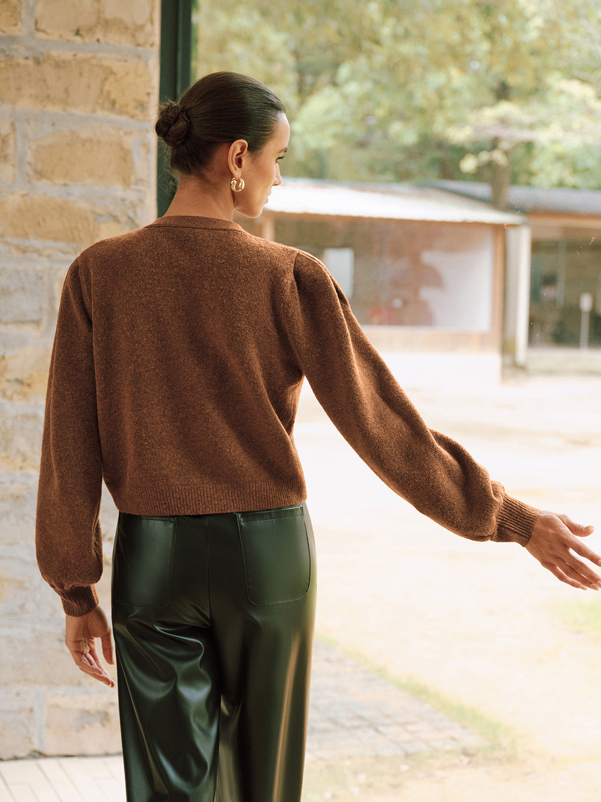 Strickjacke mit V-Ausschnitt und Metallknöpfen