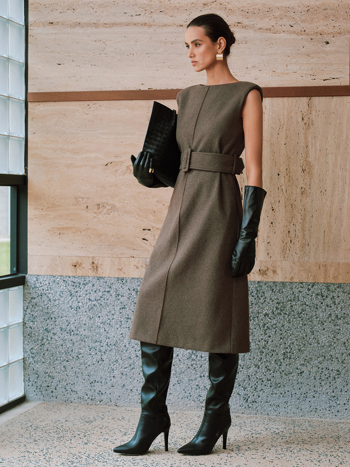 Ärmelloses Midi-Kleid mit Gürtel