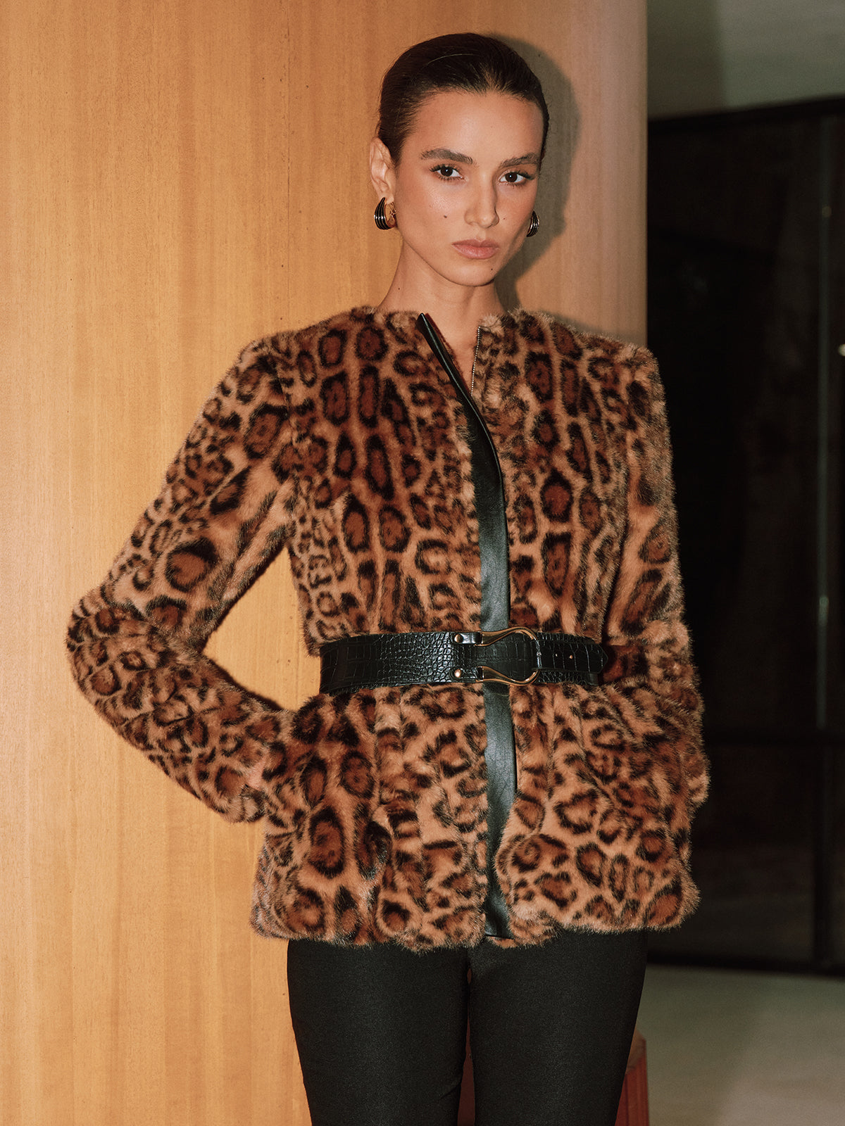 Manteau léopard en fausse fourrure avec ceinture