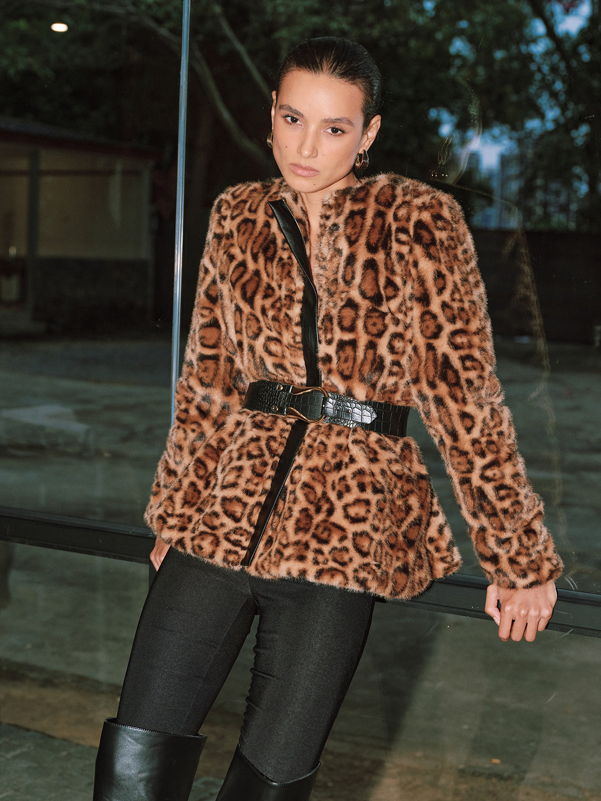 Manteau léopard en fausse fourrure avec ceinture