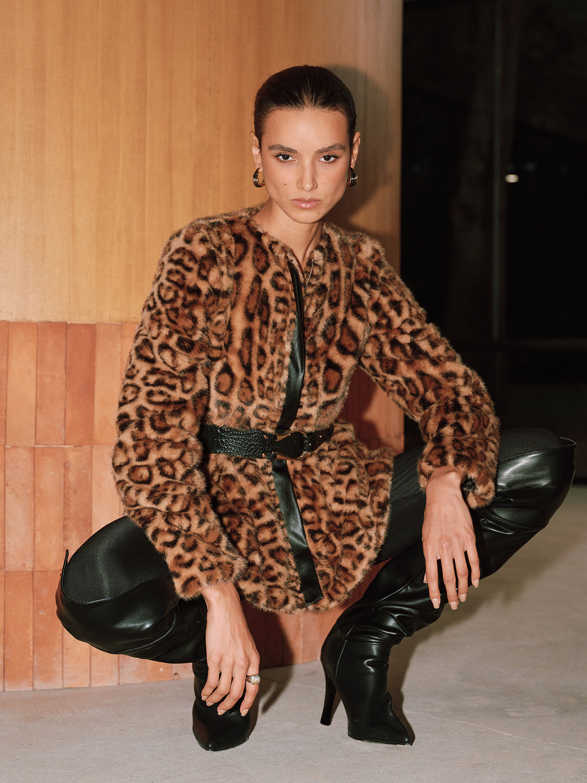 Manteau léopard en fausse fourrure avec ceinture