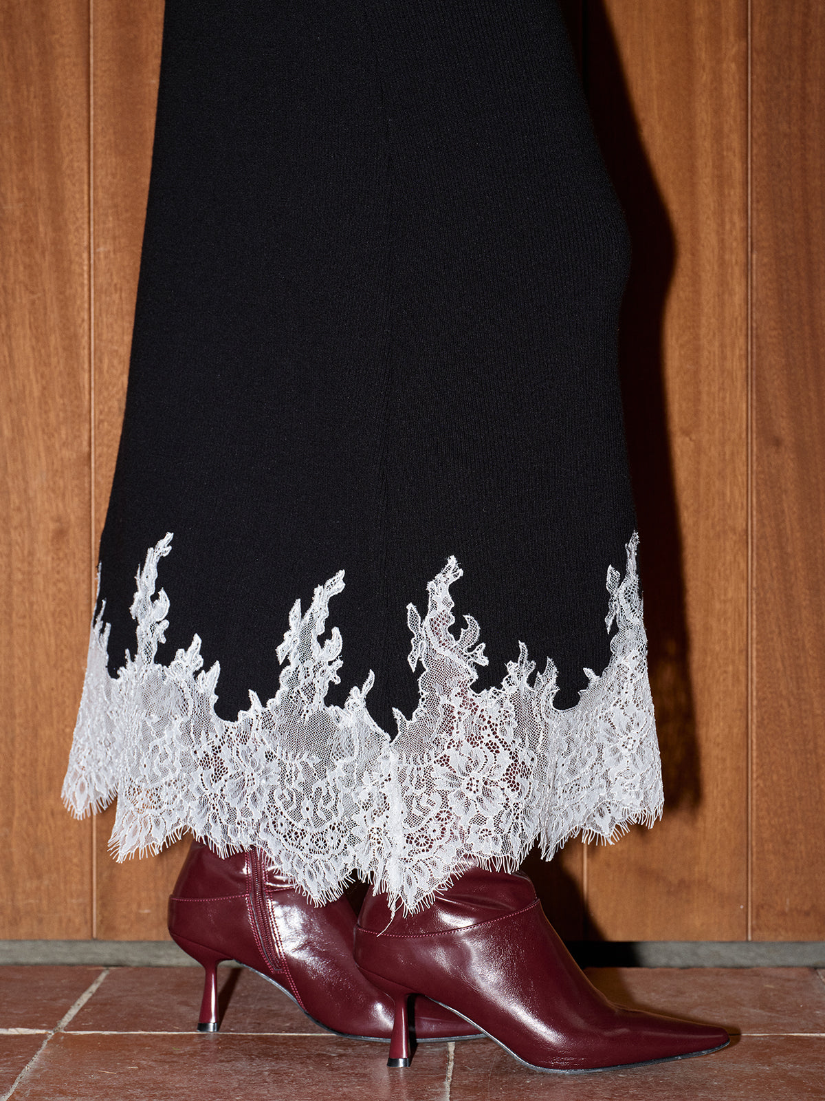 Ensemble pull en maille et jupe longue bordés de dentelle