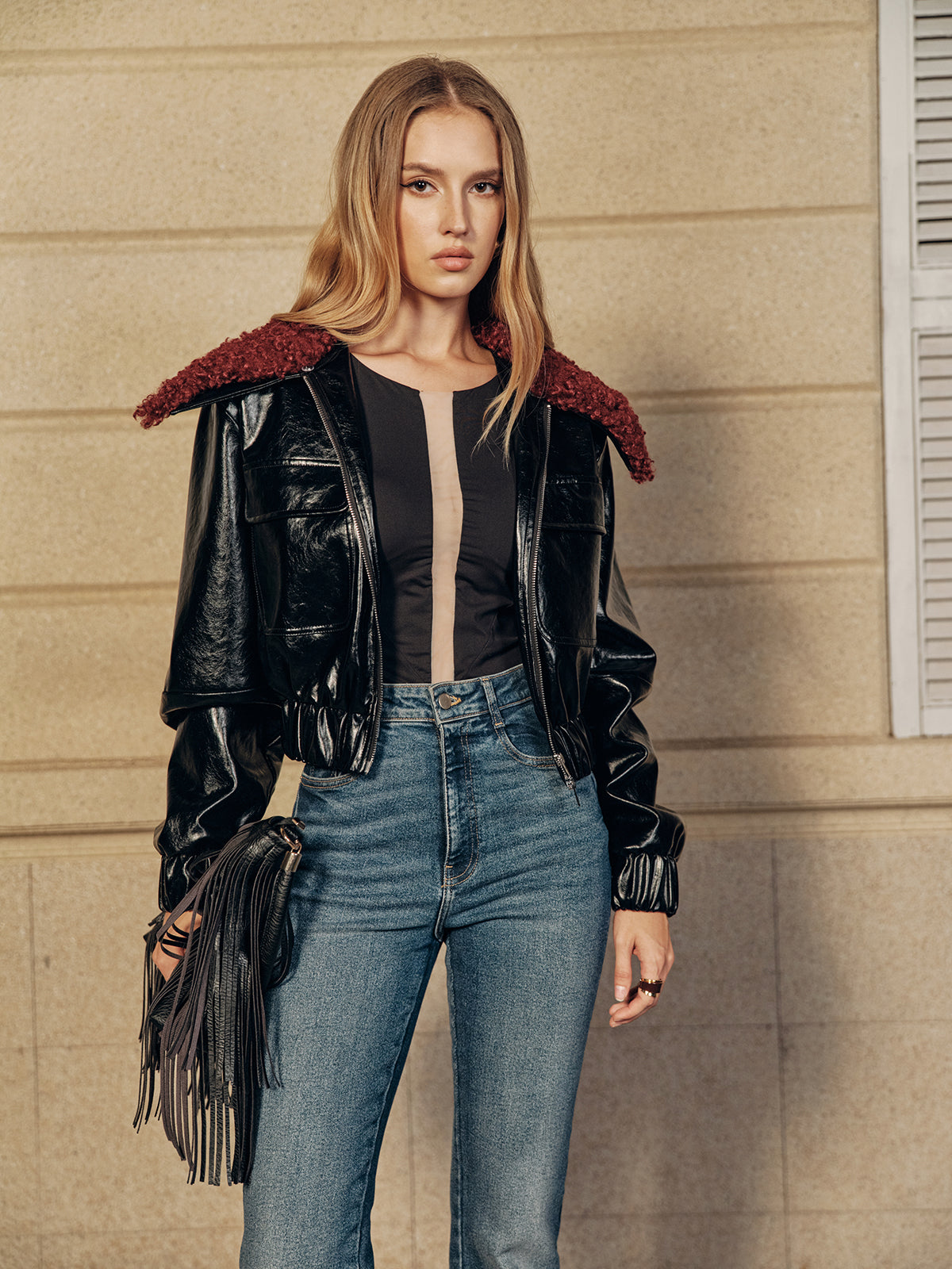 Kurze PU-Lederjacke mit Kunstfellkragen