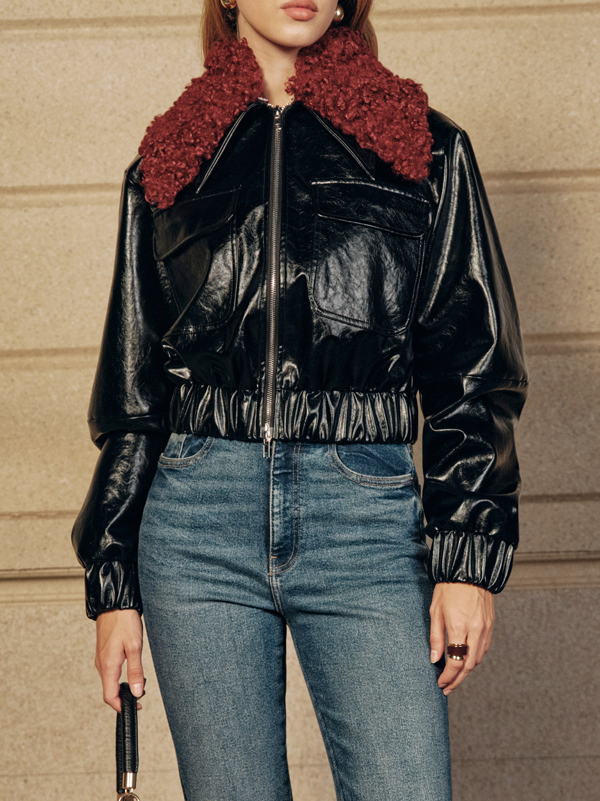 Kurze PU-Lederjacke mit Kunstfellkragen