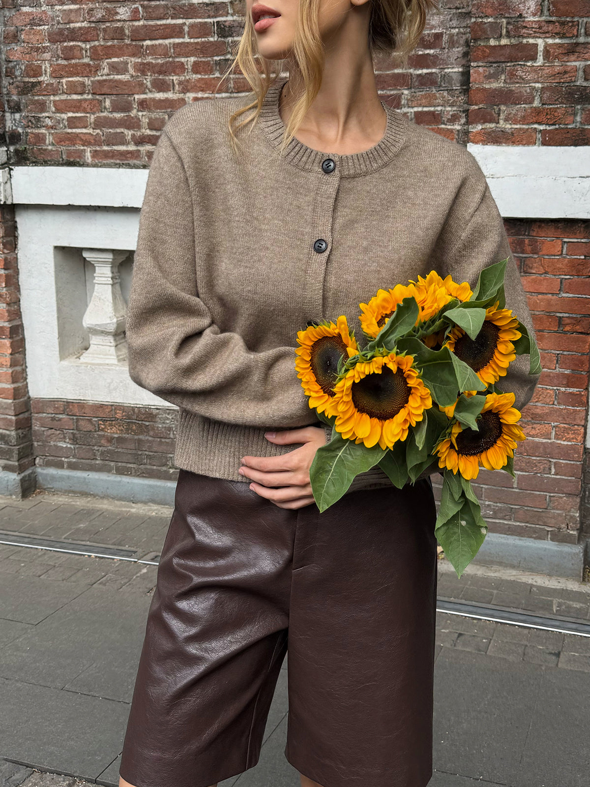 Strickjacke mit Rundhalsausschnitt und Knopfleiste