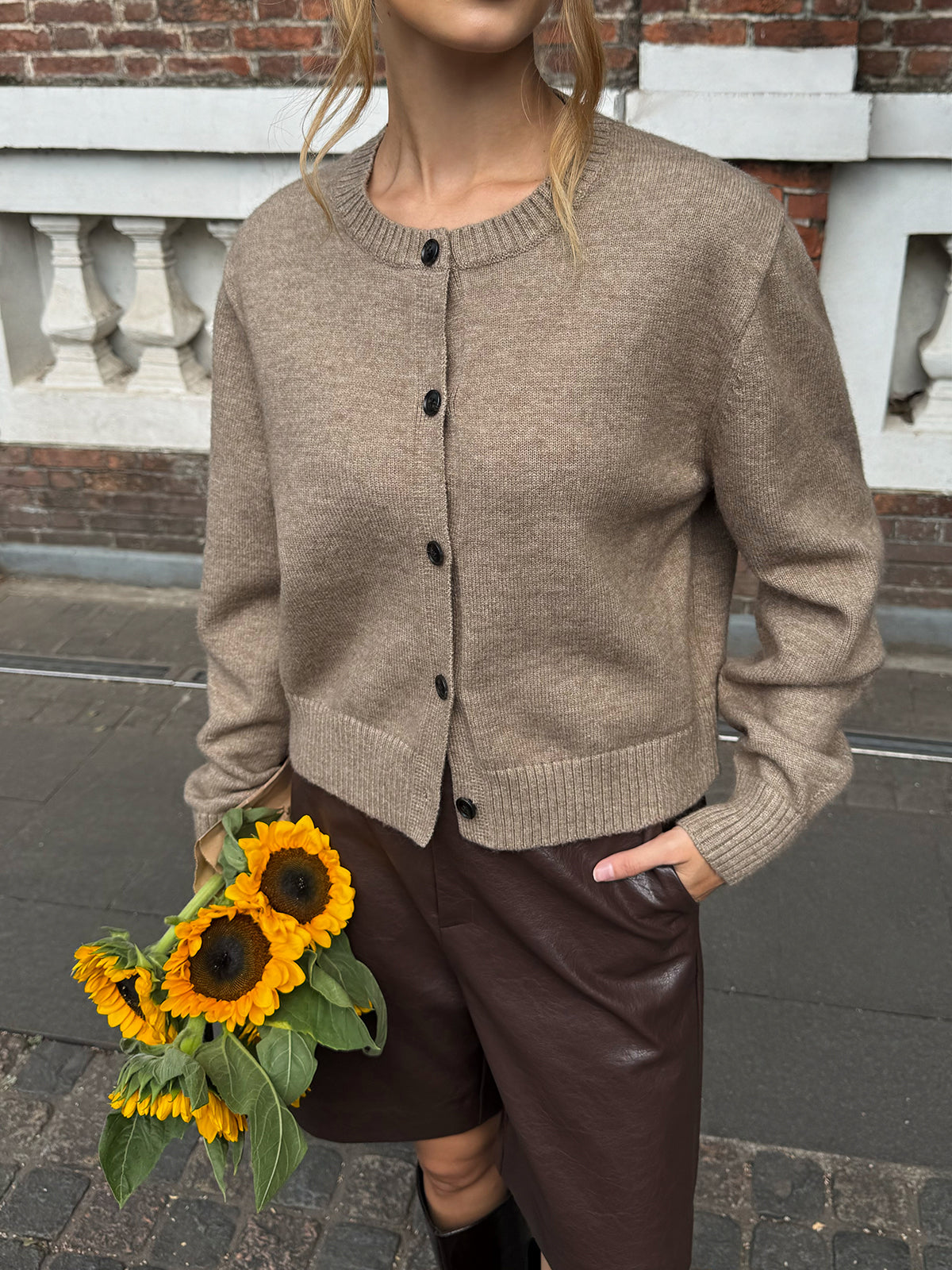 Strickjacke mit Rundhalsausschnitt und Knopfleiste