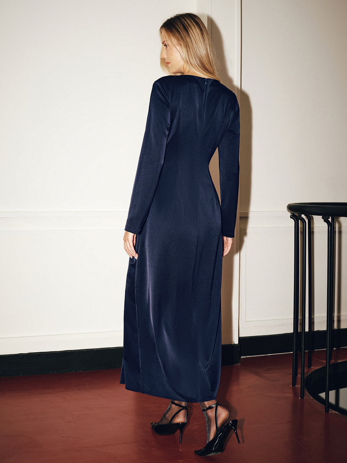 Robe longue drapée à manches longues et détails métalliques