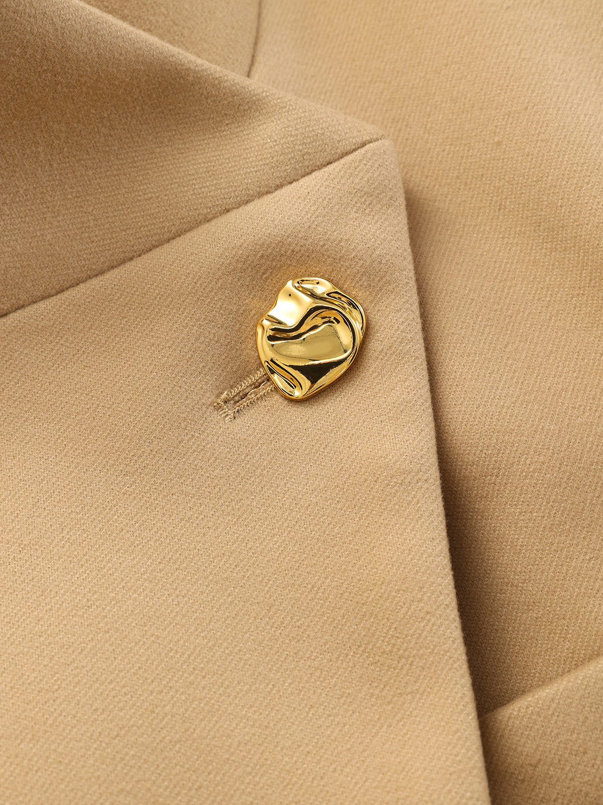 Manteau long à col montant, boutons métalliques et ceinture
