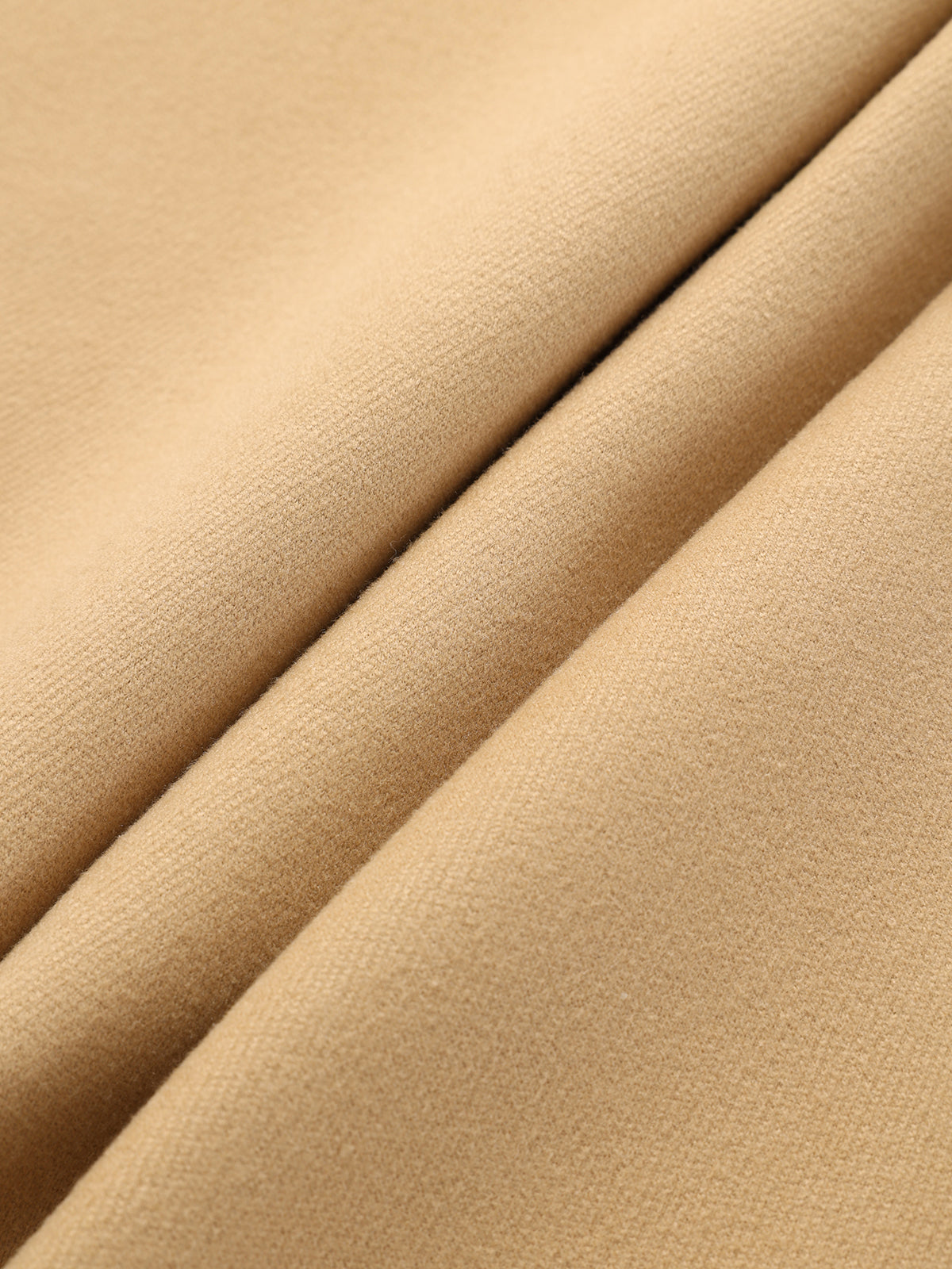 Manteau long à col montant, boutons métalliques et ceinture