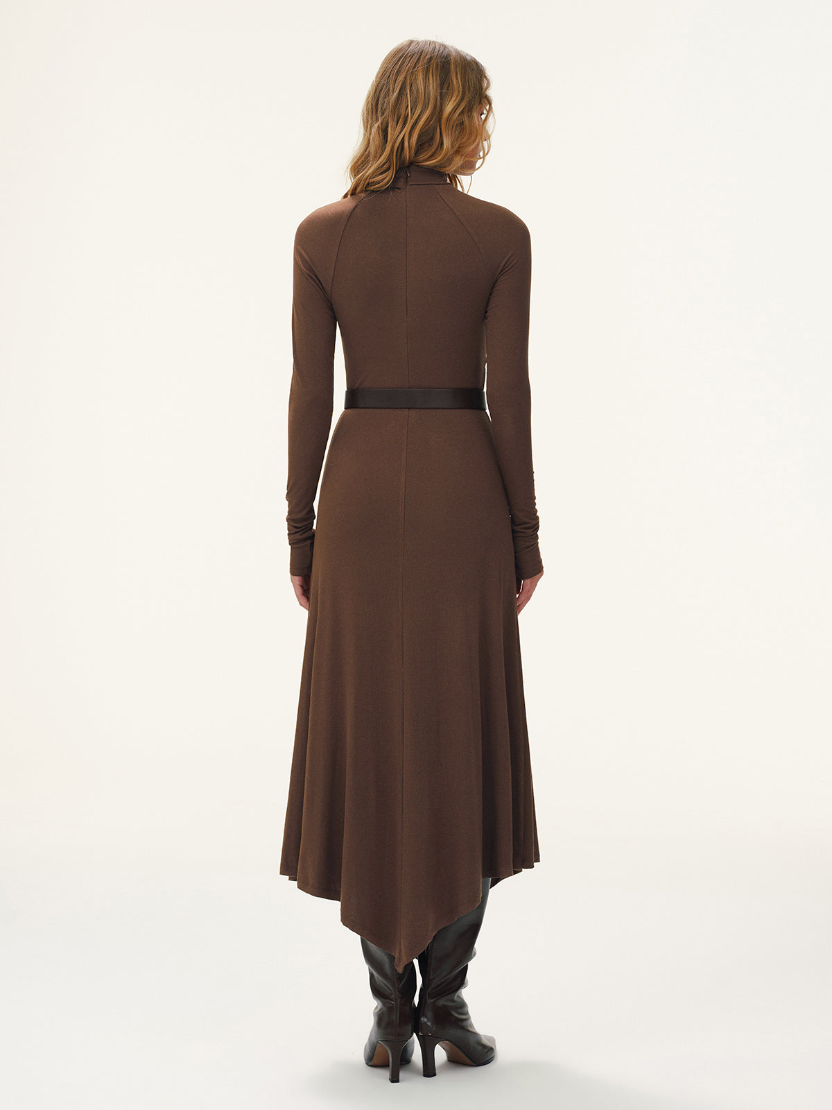 Robe longue asymétrique à col roulé et ceinture
