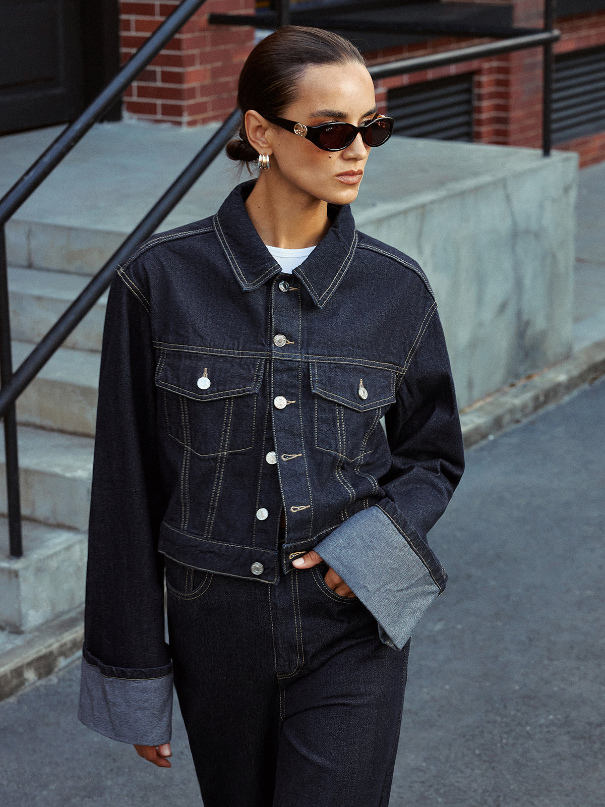 Jeansjacke mit gekrempelten Ärmeln