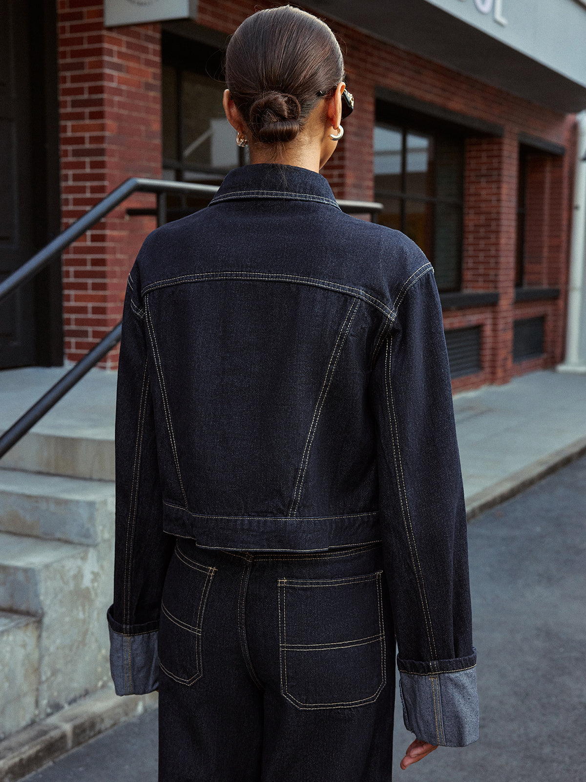 Jeansjacke mit gekrempelten Ärmeln