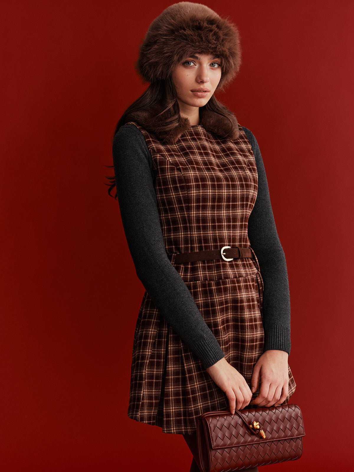 Mini-robe sans manches à carreaux et ceinturée