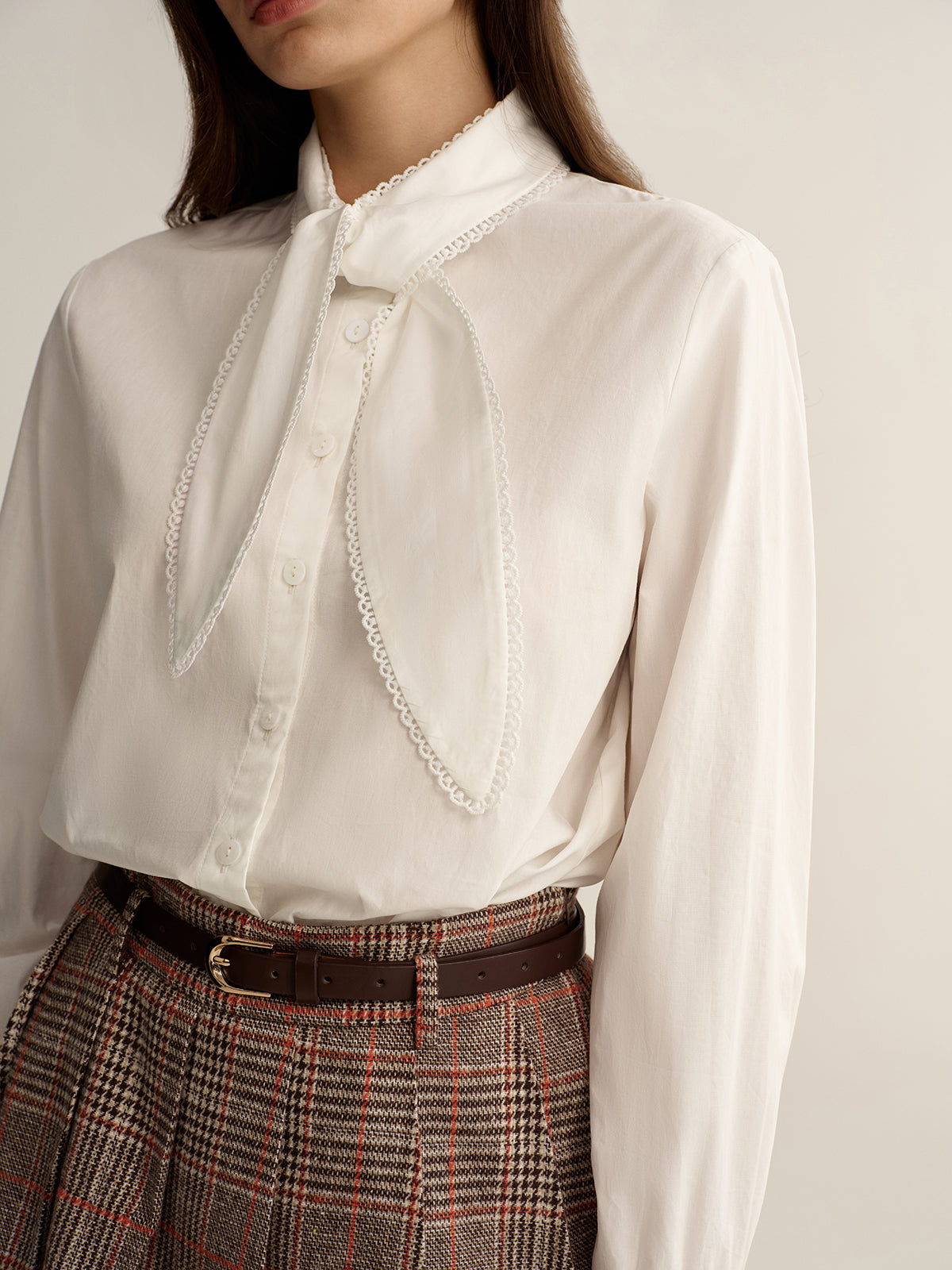 Chemisier en coton avec dentelle et col à nouer