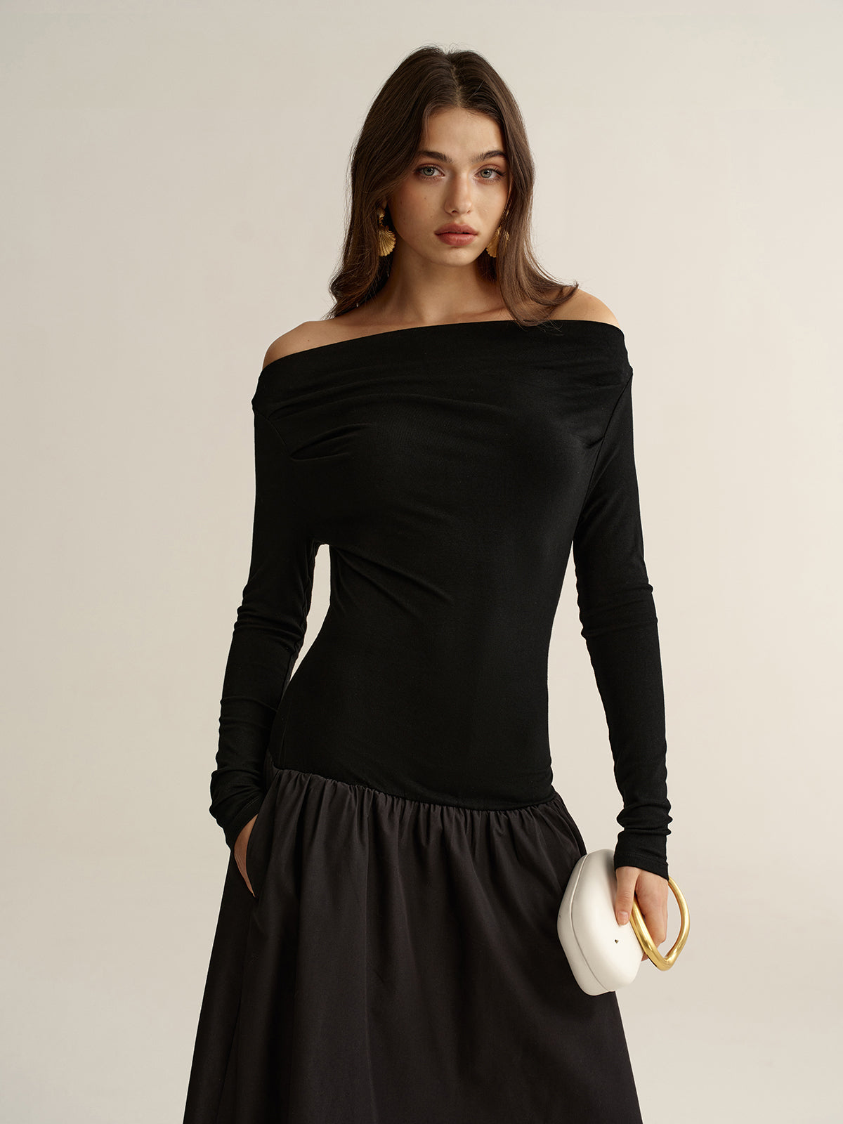 Schulterfreies, langärmliges Maxikleid