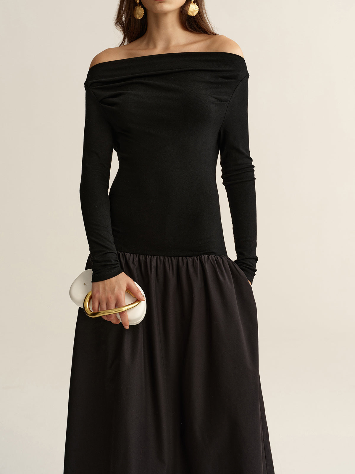 Schulterfreies, langärmliges Maxikleid