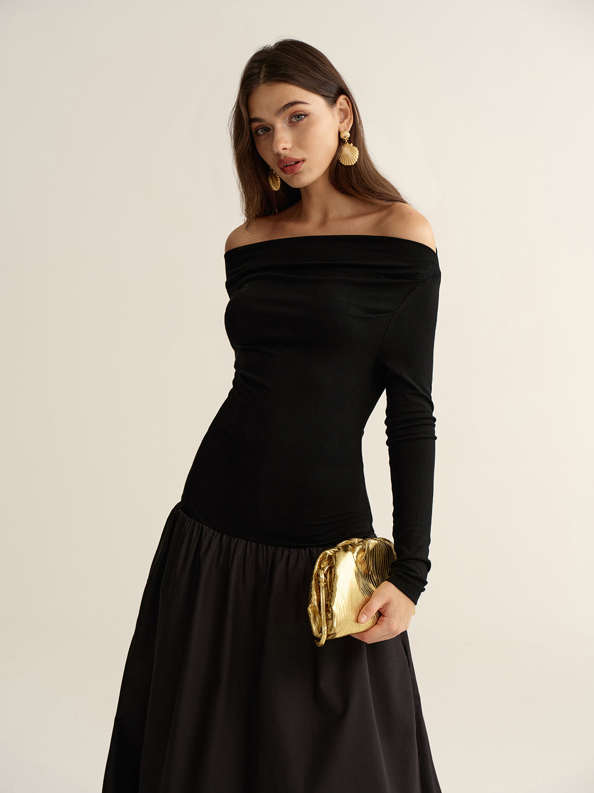 Schulterfreies, langärmliges Maxikleid