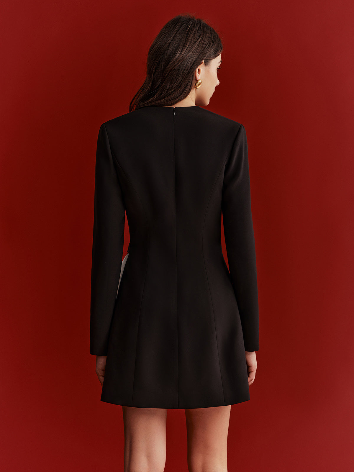Mini-robe asymétrique plissée à panneau et détails métalliques