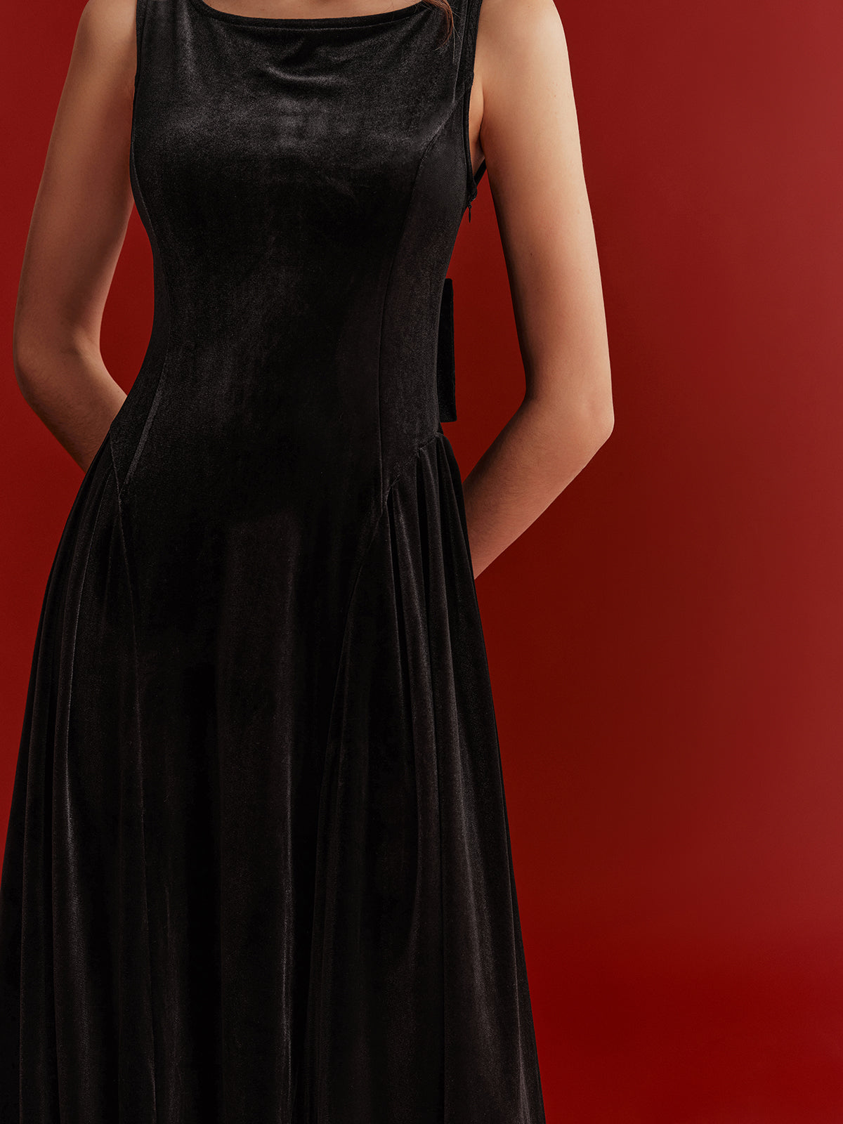 Maxikleid aus Samt mit Netzrücken und Schleifendetail