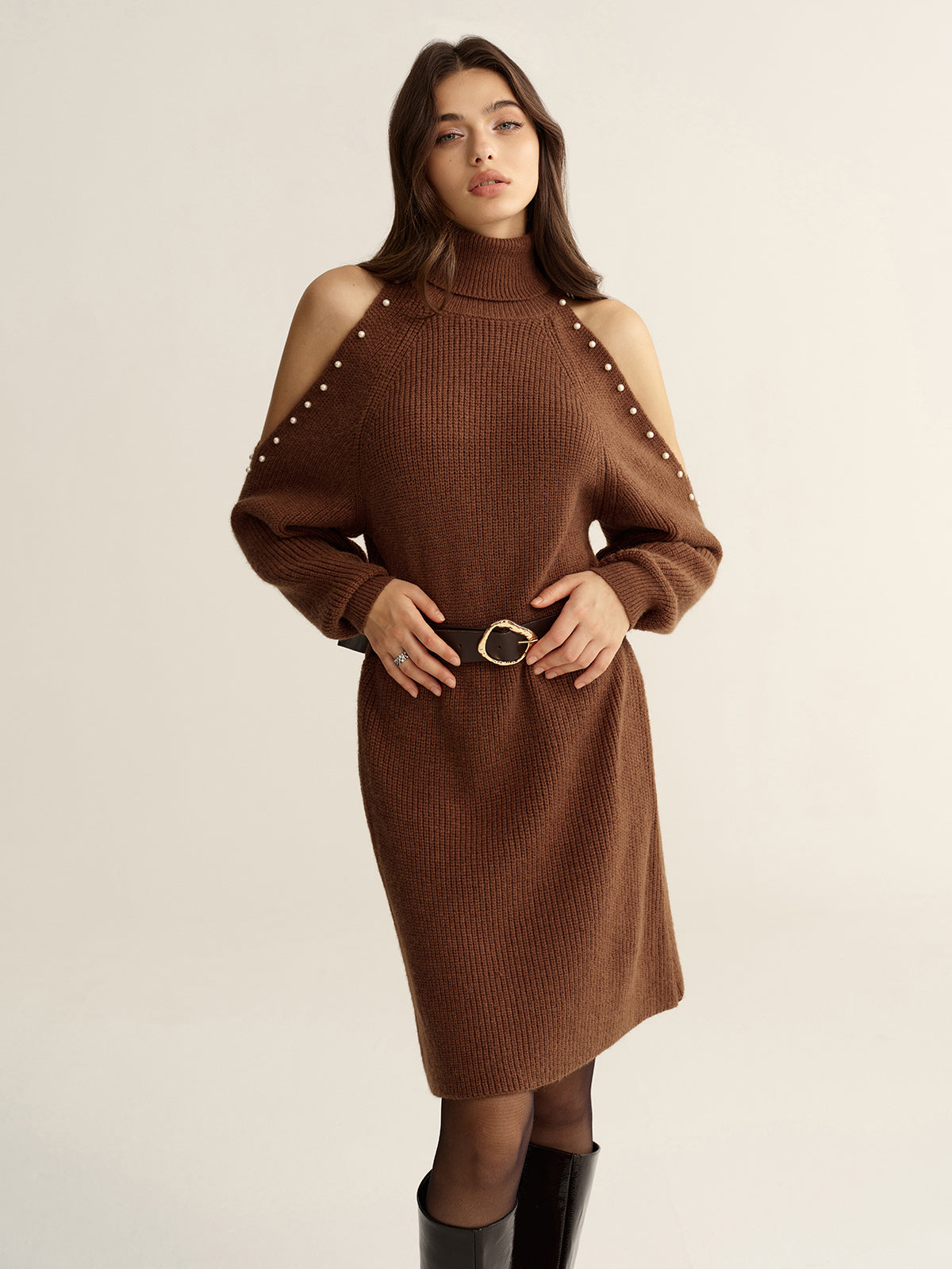 Robe pull col roulé avec épaules dénudées et ceinture