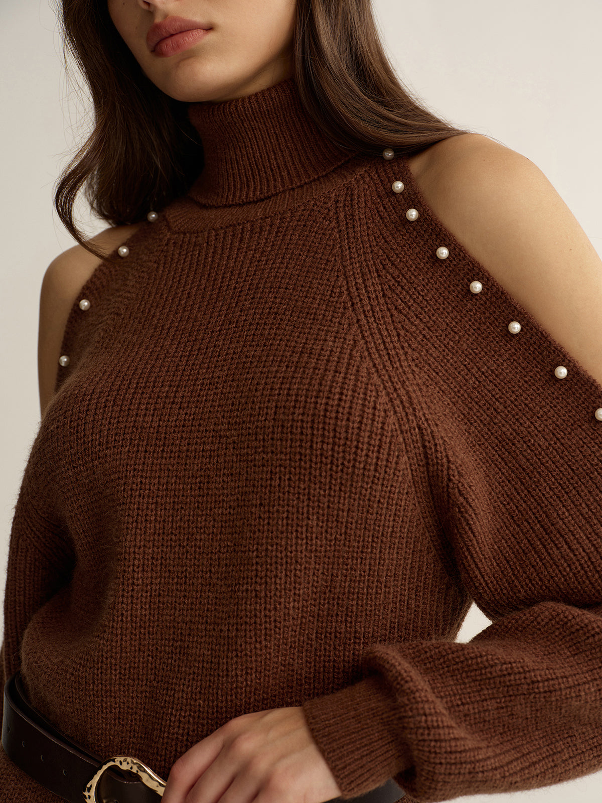 Robe pull col roulé avec épaules dénudées et ceinture