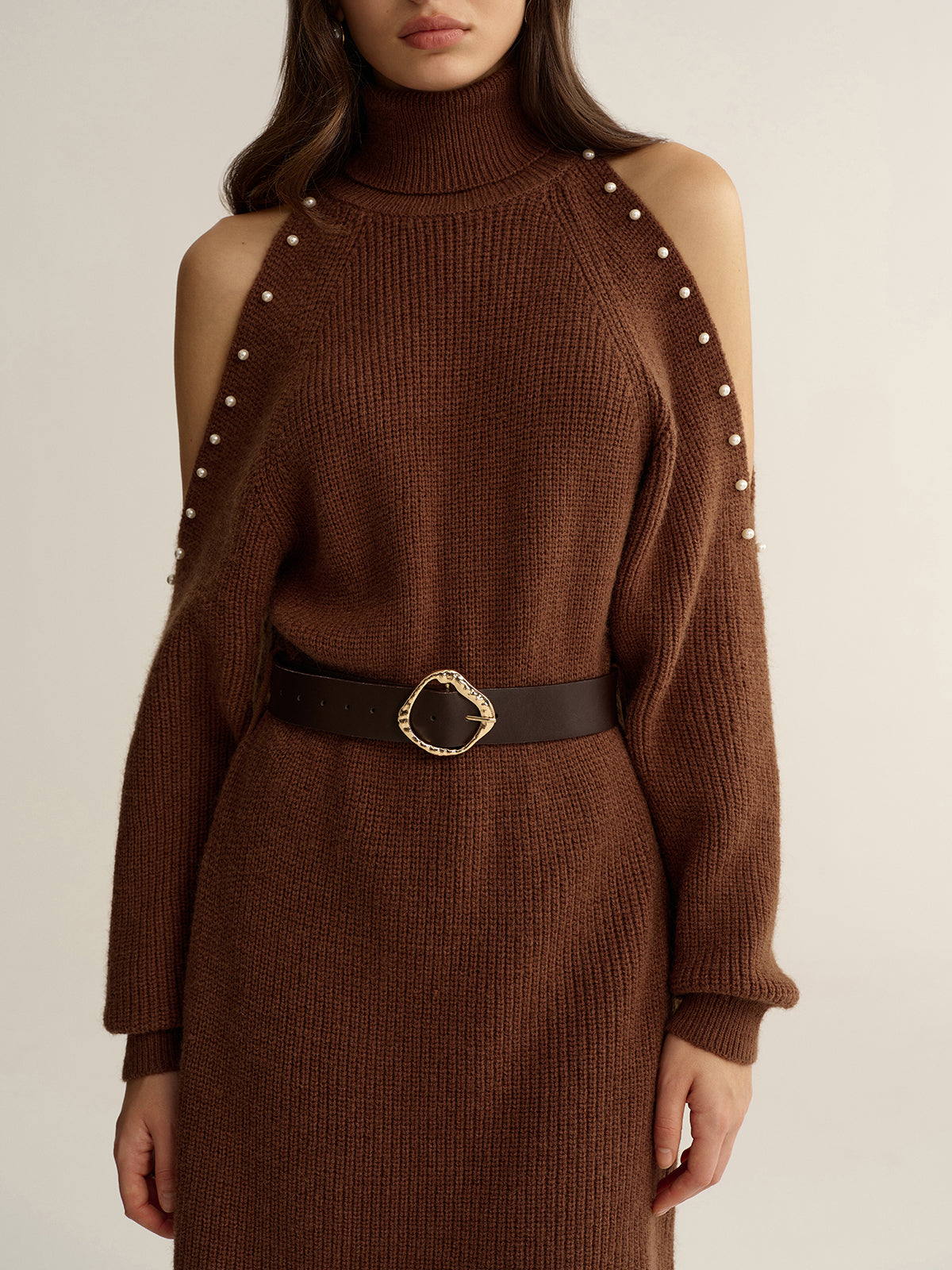Robe pull col roulé avec épaules dénudées et ceinture