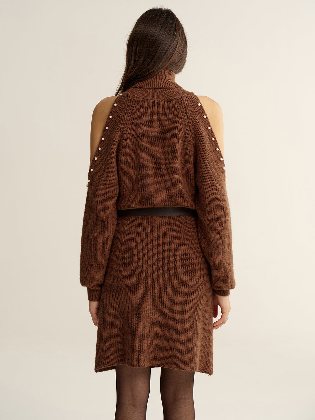 Robe pull col roulé avec épaules dénudées et ceinture