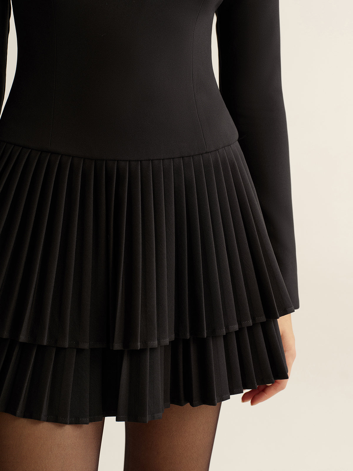 Mini-robe plissée étagée à manches longues