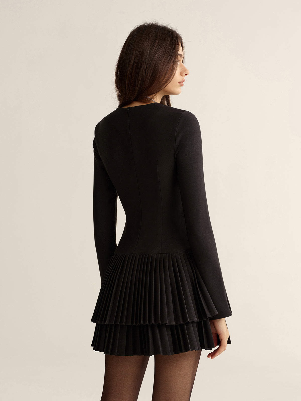 Mini-robe plissée étagée à manches longues