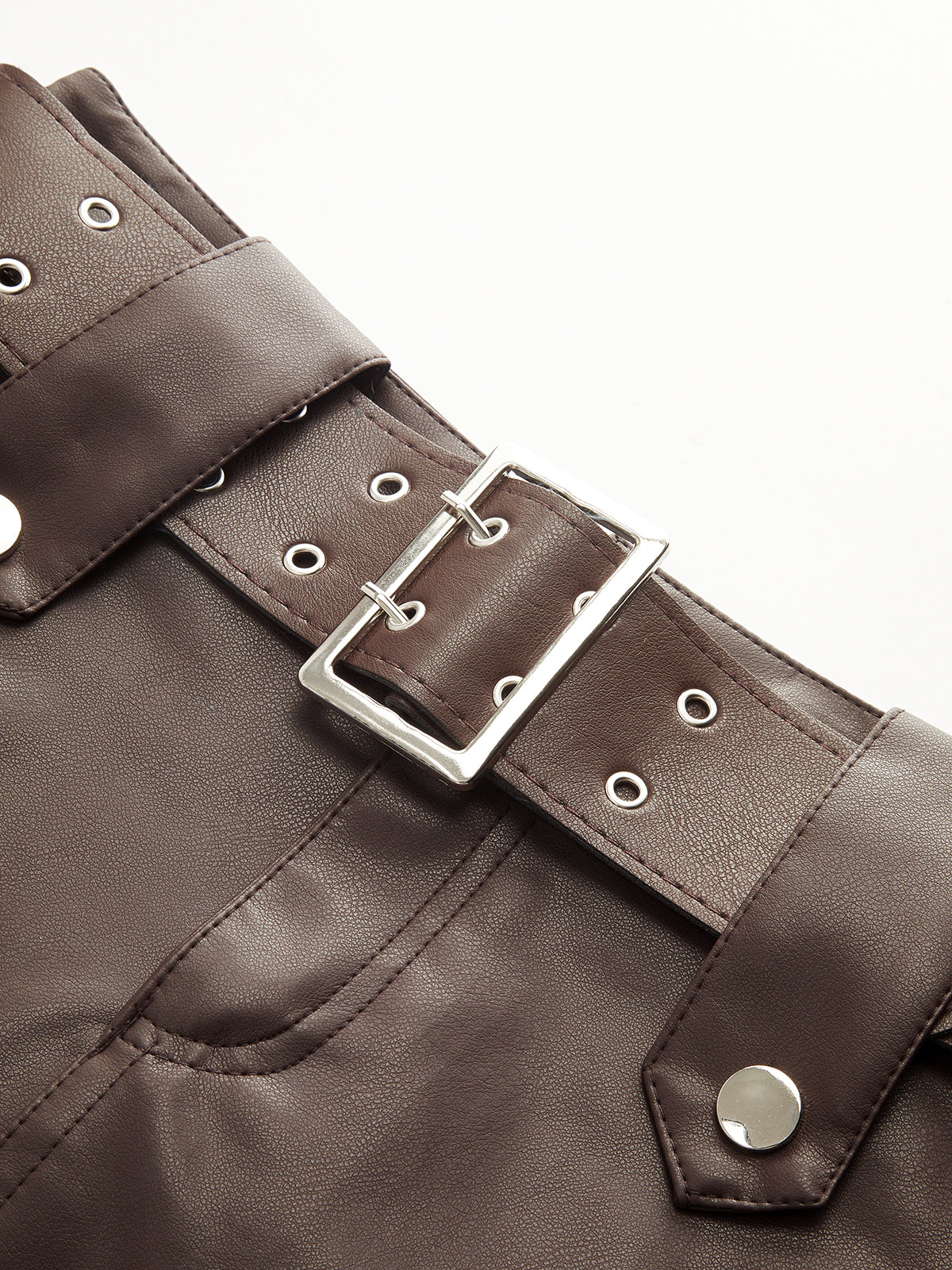 Mini-jupe en similicuir avec ceinture