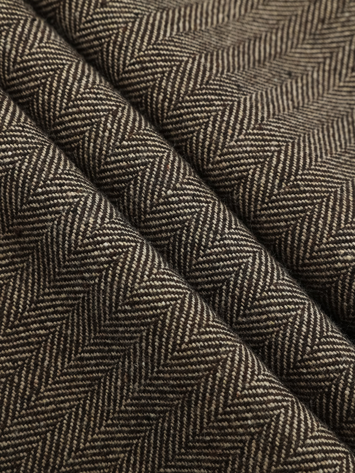 Pantalon plissé droit en tweed à chevrons