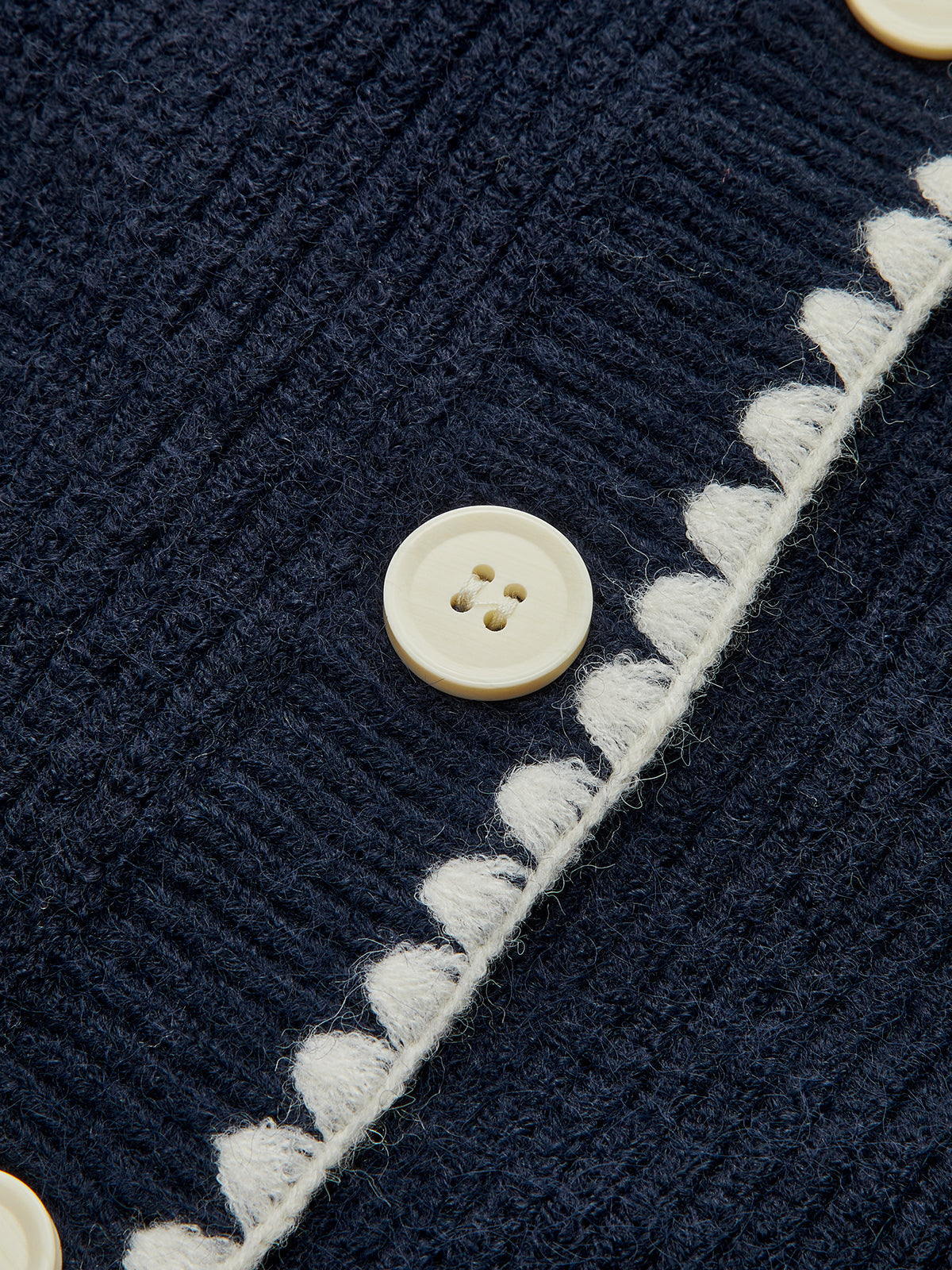 Strickweste mit Kontrastbesatz und Bindekragen