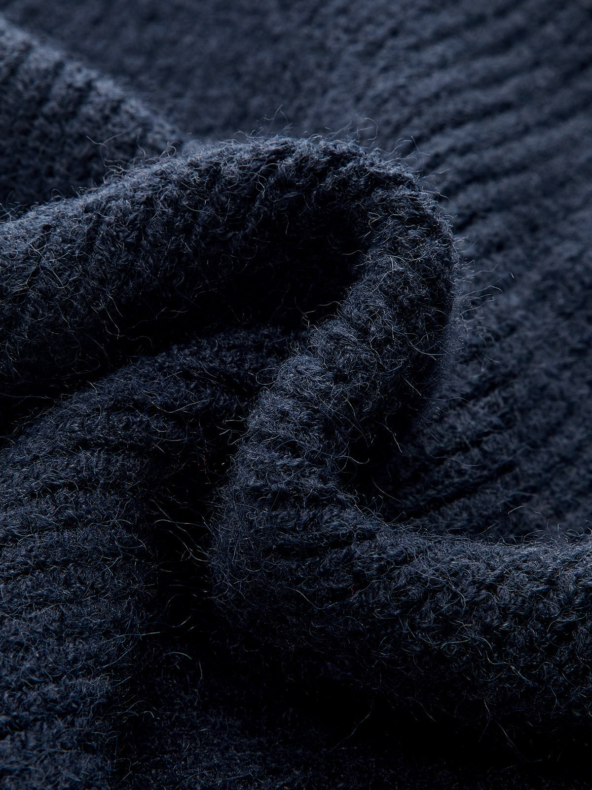 Strickweste mit Kontrastbesatz und Bindekragen