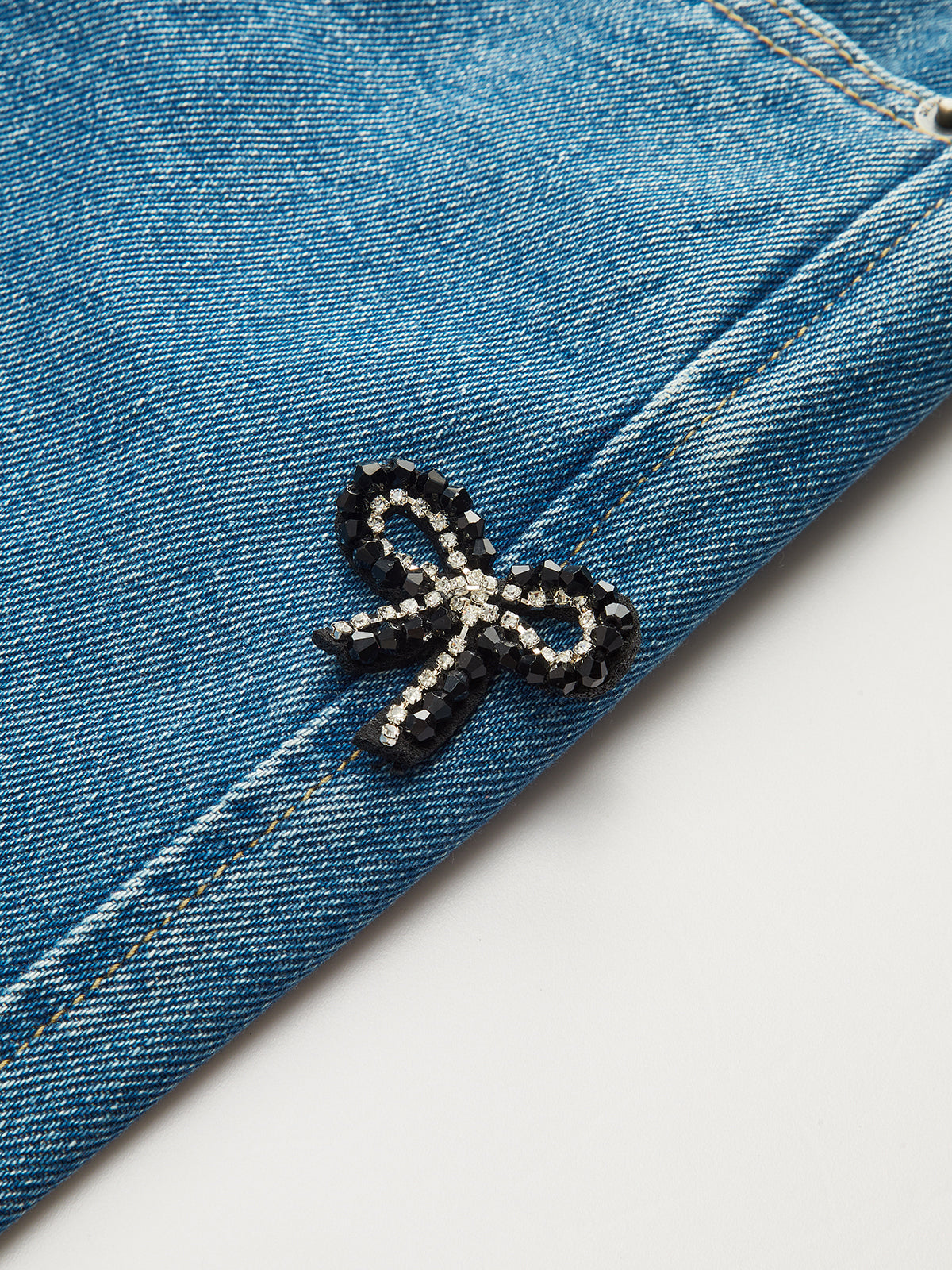 Jeans mit weitem Bein und Schleifendetail