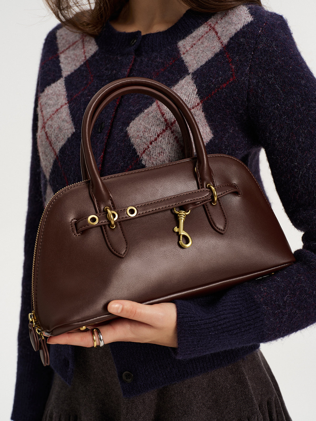Umhängetasche im Vintage-Look mit Muscheln und Metallakzenten