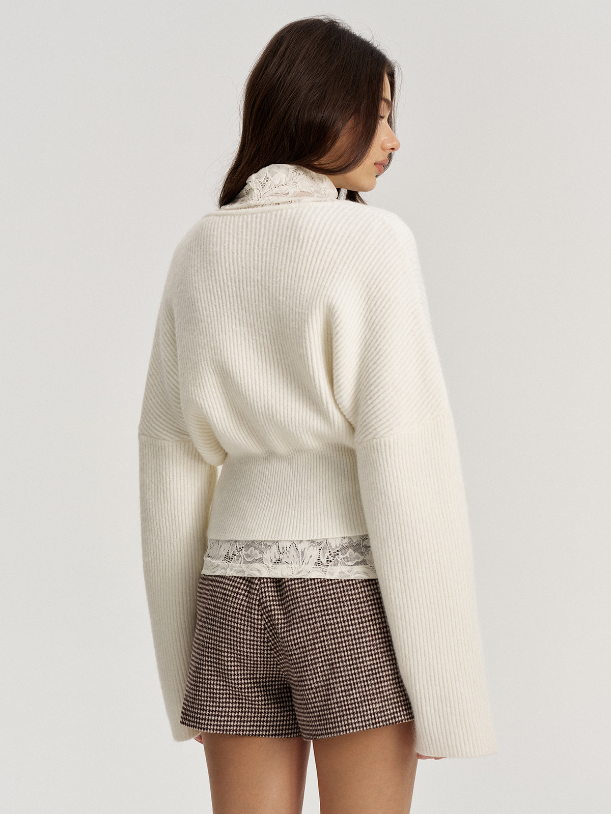 Ensemble deux pièces pull col V et haut en dentelle