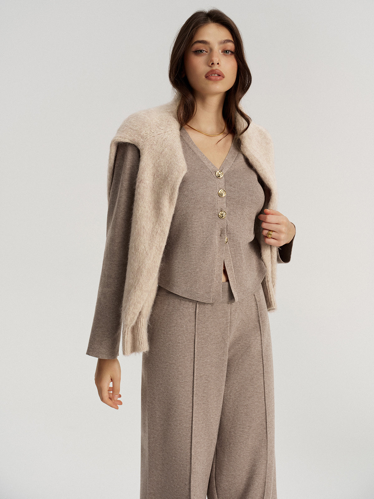 Strickjacke mit V-Ausschnitt und Metallknöpfen